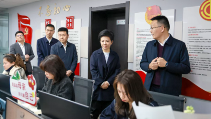 万闻华调研现代服务业发展